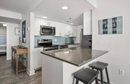 Bethany Beach Condominio | Stunning Sea Colony Oceanfront Condo just steps to the sand and pools!