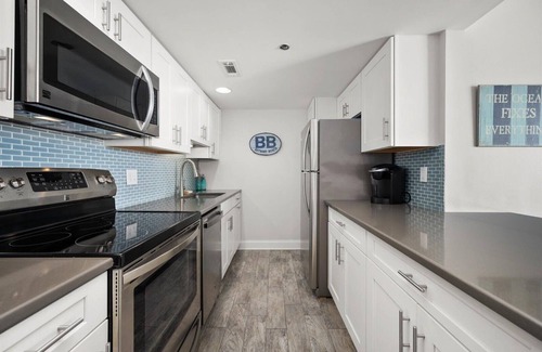 Bethany Beach Condominio | Stunning Sea Colony Oceanfront Condo just steps to the sand and pools!