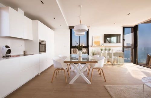 L'Albufereta Apartamento | Modern sea front jacuzzi Blue Sky