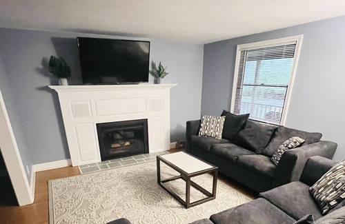 West Hartford Casa | Stunning Single-Family Home Near Blue Back Square