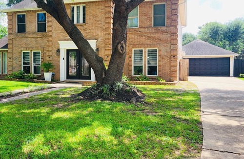 Houston Casa | Stunning & Spacious 5-bedroom house features a gorgeous private pool