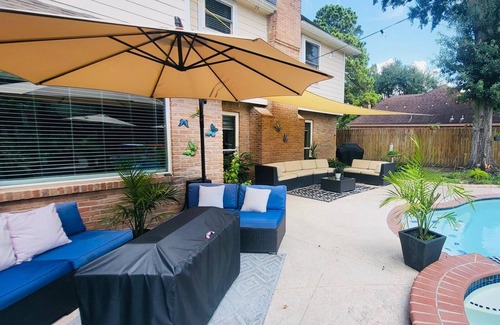 Houston Casa | Stunning & Spacious 5-bedroom house features a gorgeous private pool