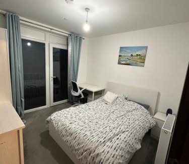 Botwell Casa | Stunning Spacious Double Room in a Modern shared Flat