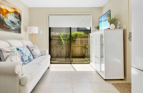 Beerwah Casa | Stunning Sunlight Swan