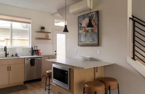 West Woodland Casa | Stunning Townhome Near Downtown Ballard & Transit