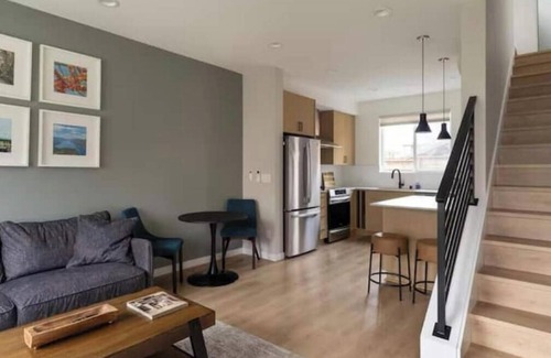 West Woodland Casa | Stunning Townhome Near Downtown Ballard & Transit