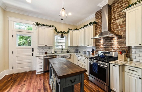 East Carrollton Casa | Stunning Uptown 3 bedroom work/vacation home