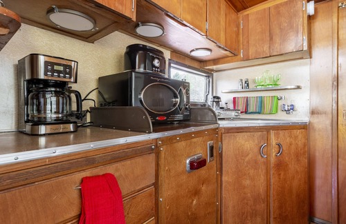 Weaverville Casa | Stunning View. Romantic Airstream, Sauna, Fire Table, Hot Tub, Cold Plunge