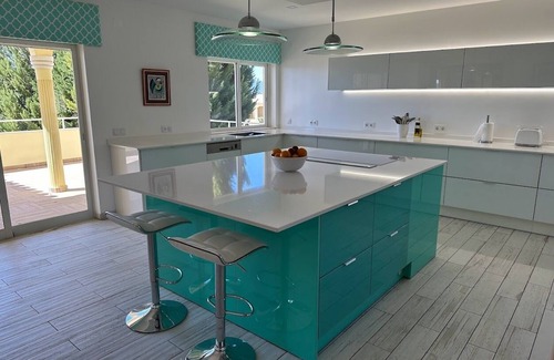 Lagoa Villa | Stunning , views, walk to beach!