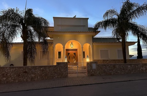 Lagoa Villa | Stunning , views, walk to beach!