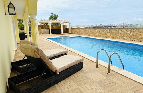 Lagoa Villa | Stunning , views, walk to beach!
