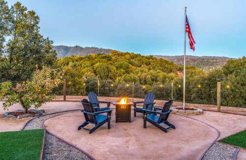 Ahwahnee Casa | Stunning views with pool, spa, gold panning, firepit, game court and BBQ