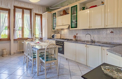 Porto Ceresio Casa | Maravillosa casa de vacaciones para 7 personas con WIFI, TV y balcón