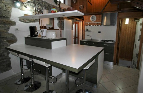 Castelveccana Casa | Maravillosa casa de vacaciones para 4 personas con TV y aparcamiento