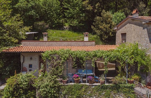 Camaiore Villa | Estupenda casa de vacaciones con WIFI, TV, terraza, mascotas permitida y aparcamiento