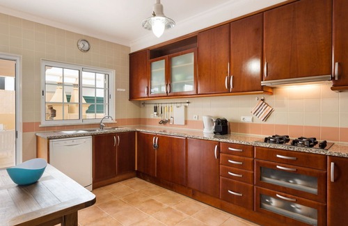 Pera Casa | Estupenda casa de vacaciones para 6 personas con piscina privada, WIFI, A/C, TV y balcón