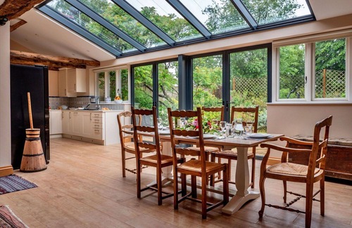 Kingham Casa | Maravillosa casa de vacaciones para 6 personas con piscina, WIFI y mascotas permitida