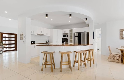 Twin Waters Casa | Stunning Waterfront Coastal Retreat, sleeps 15