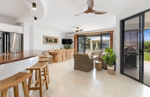 Twin Waters Casa | Stunning Waterfront Coastal Retreat, sleeps 15