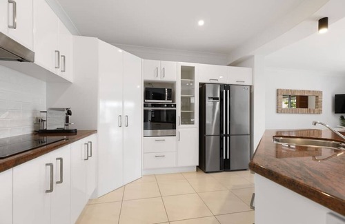 Twin Waters Casa | Stunning Waterfront Coastal Retreat, sleeps 15