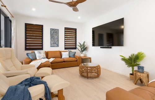 Twin Waters Casa | Stunning Waterfront Coastal Retreat, sleeps 13