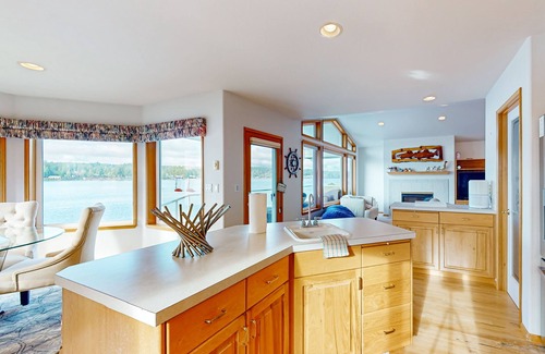 Shelton Casa | Stunning waterfront home offering breathtaking canal views
