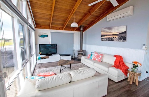 Kilcunda Casa | Stunning Waterfront only 10 minutes to Phillip Island - FREE EV UNIT 7kW for electric cars - pet friendly, fireplace FREE WIFI wine & chocolates