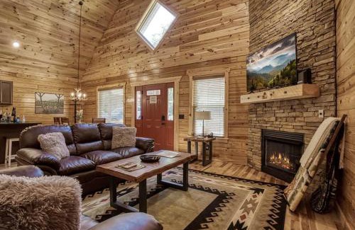 White Oak Lodge Casa | Stunning32 with Free Tickets to Dollywood,Anakeesta,Aquarium,Ziplining&MoreBeds on main level