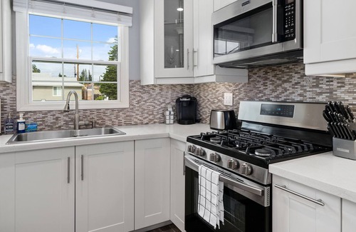 Lake Balboa Casa | Stunningly Beautiful L.A. Cottage, Huge Yard! BBQ!