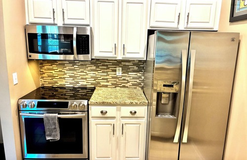 Dublin Casa | Stylish 1-bedroom Townhome with Washer-Dryer / Parking / 30-day+ / Gym / Pool