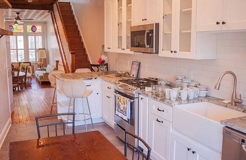 Downtown Baltimore Casa | Stylish 1bed/1 bath in townhouse in Baltimore city close to Johns Hopkins & UMMC