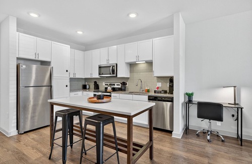 Arlington Apartamento | Stylish 1BR Apt / King Bed / Pool / Close to Beach