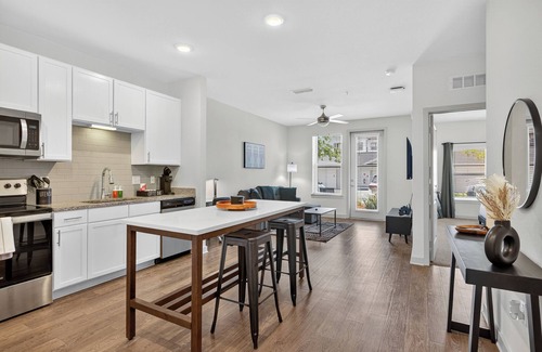 Arlington Apartamento | Stylish 1BR Apt / King Bed / Pool / Close to Beach