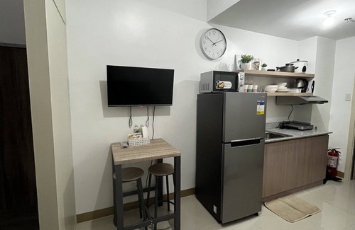 Las Pinas Apartamento | Stylish 1BR Condo SM Southmall w/ 100mbps wifi Netflix Disney +