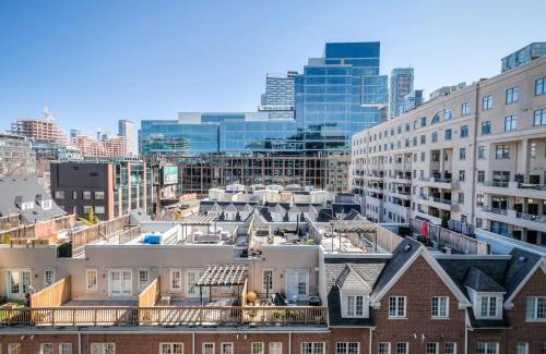 Wellington Place Apartamento | Stylish 1BR plus Den with Balcony in Downtown