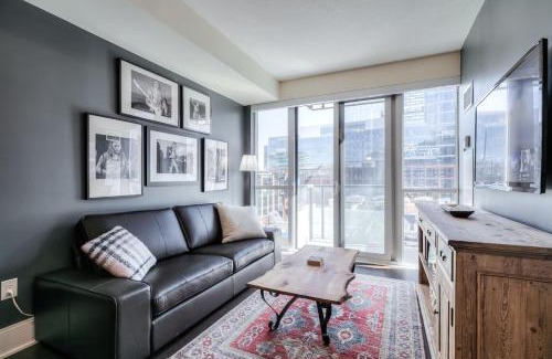 Wellington Place Apartamento | Stylish 1BR plus Den with Balcony in Downtown