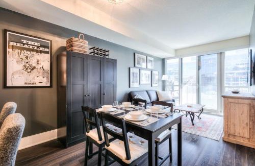 Wellington Place Apartamento | Stylish 1BR plus Den with Balcony in Downtown