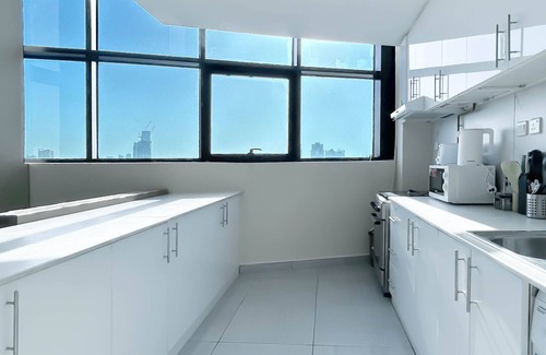 Jumeirah Village Apartamento | Stylish 1BR With Balcony City Views O2 Tower, JVC