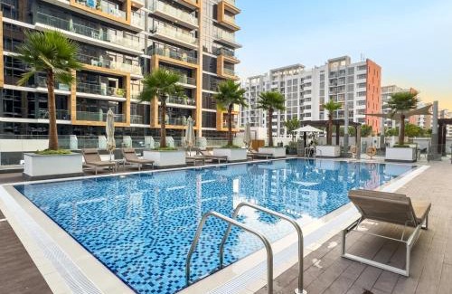 Nad Al Sheba Apartamento | Stylish 1BR with Netflix Pool & Gym Access