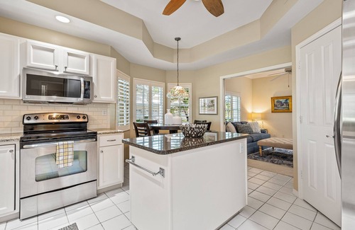Kings Lake Condominio | Stylish 1st Floor 2-bedroom condo in Kings Lake, Naples! POOL & SPA + Garage!