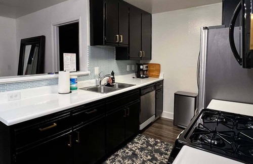 Lake Balboa Apartamento | Stylish 2+2 Apt. unit w/ pool