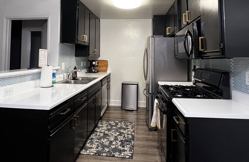 Lake Balboa Apartamento | Stylish 2+2 Apt. unit w/ pool