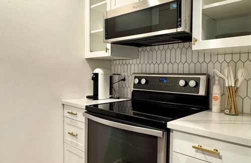 Turtle Creek Condominio | Stylish 2-bedroom condo with patio in Turtle Creek