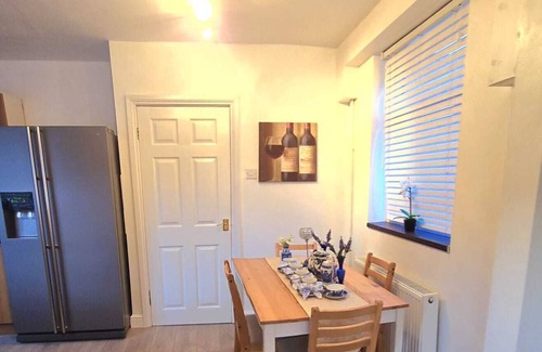 Ecclesfield Casa | 🏡 Stylish 2-Bedroom retreat near Sheffield Universities & Peak District