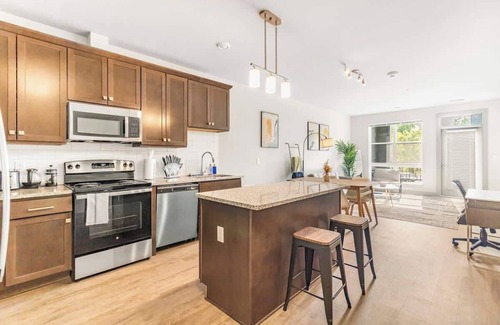 Auburn Hills Apartamento | Stylish 2BR/2BA | Gym & Pool