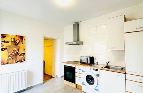 Liesing Apartamento | Stylish 2BR Apart Sleeps 6 Direct City Access
