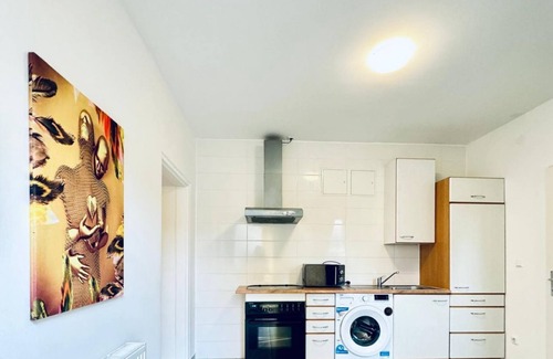 Liesing Apartamento | Stylish 2BR Apart Sleeps 6 Direct City Access