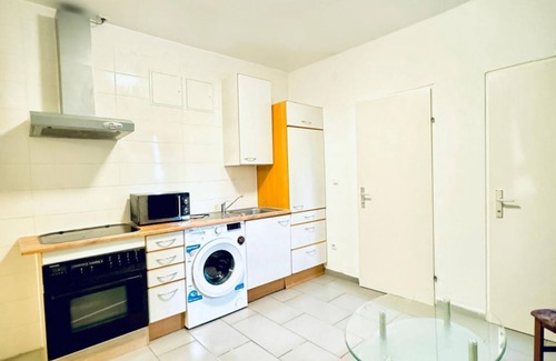 Liesing Apartamento | Stylish 2BR Apart Sleeps 6 Direct City Access