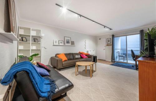 Kingston Apartamento | Stylish 2BR Apartment in Kingston Close to Lake