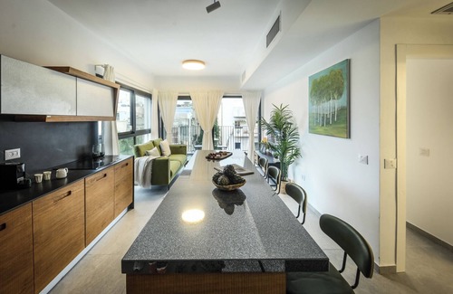 Old North Apartamento | Stylish 2BR Apt with Balcony and View